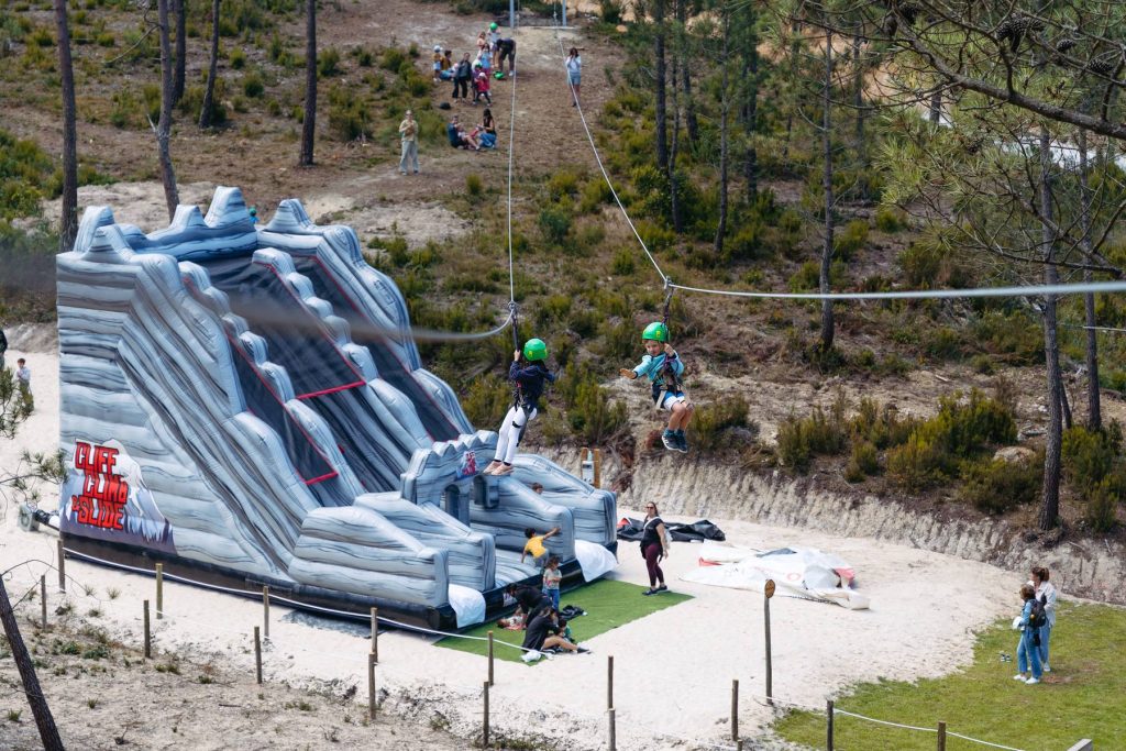Crianças a fazer slide junto aos insufláveis no Parque Cova da Baleia