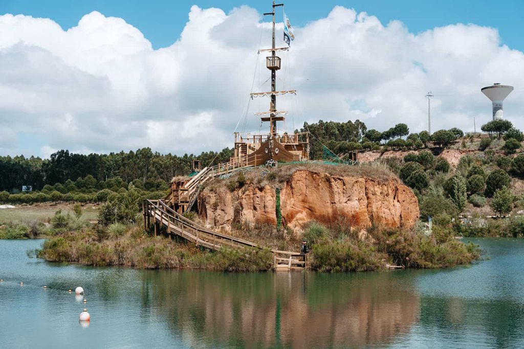 Lagoa e circuito de arborismo da Ilha Pirata no Parque Lagoa do Falcão